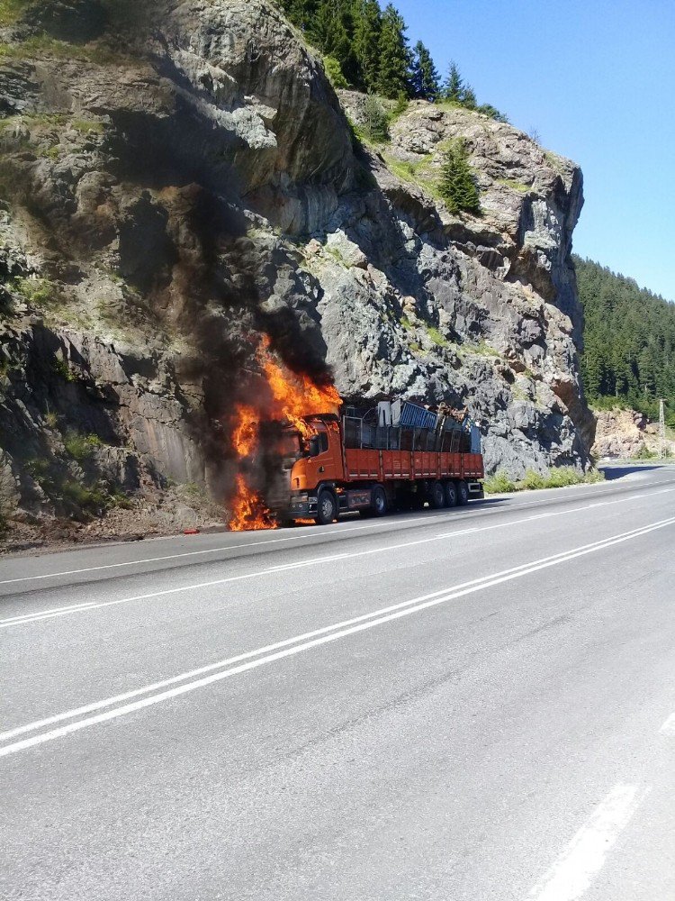 Hurda Yüklü Tır Alev Alev Yandı