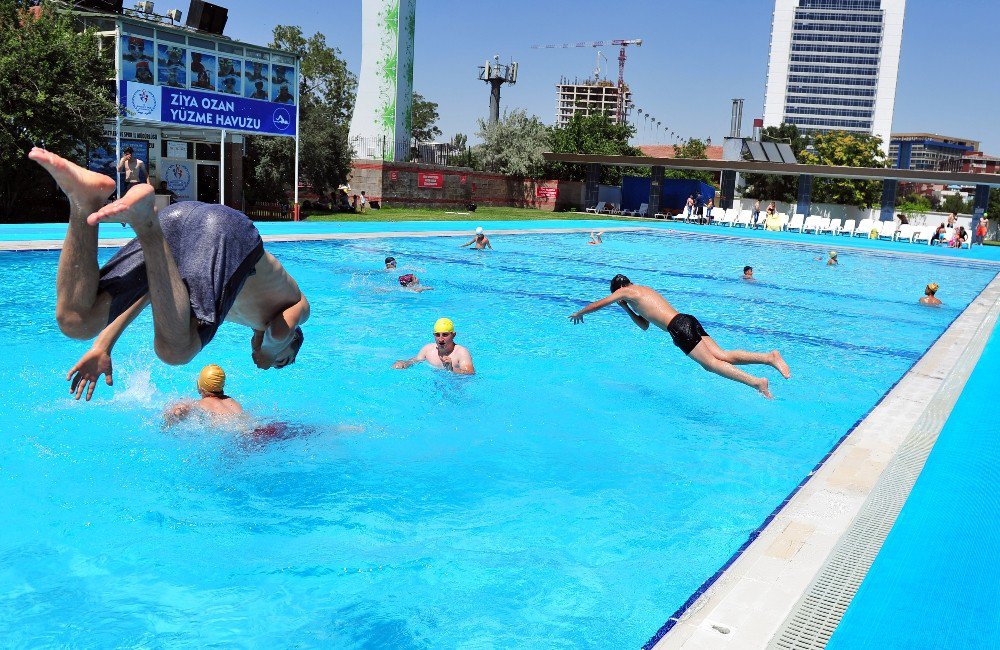 Sıcaklardan Bunalan Vatandaşlar Havuzlara Akın Etti