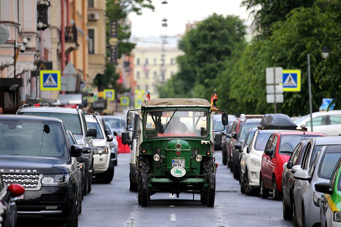 Yaşlı Adam Eski Traktörle Almanya’dan St. Petersburg’a Gitti