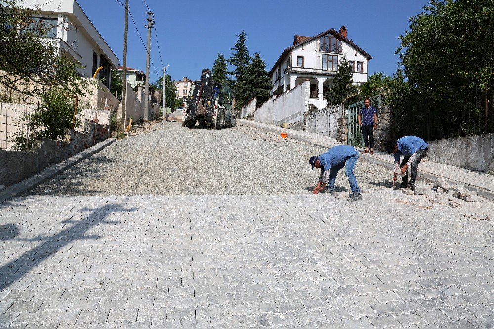 Başiskele’de 2 Sokak Daha Parke Taşlarıyla Kaplanıyor