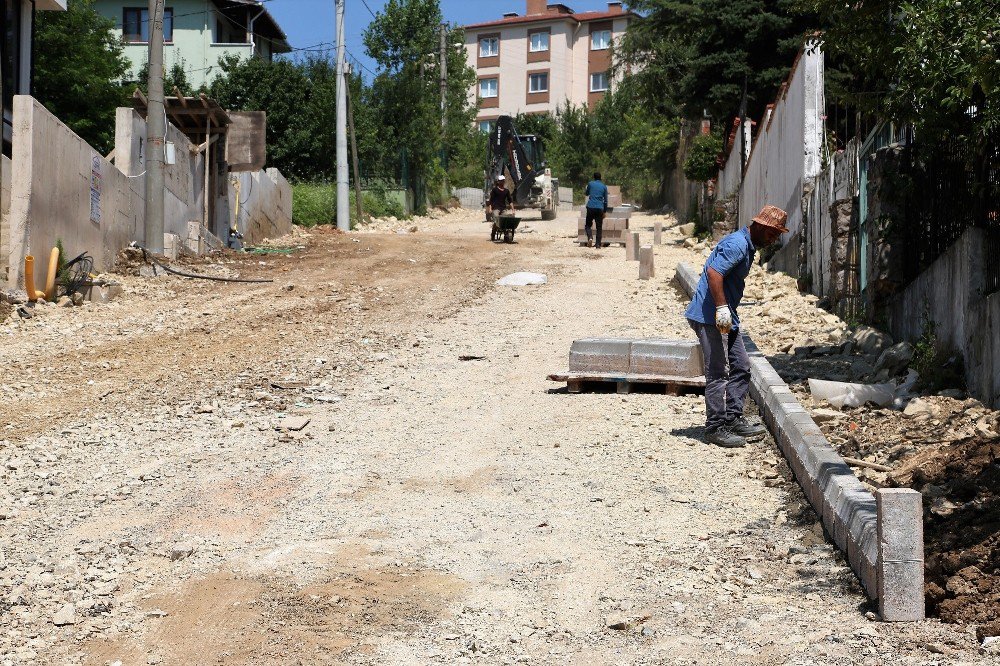 Başiskele’de 2 Sokak Daha Parke Taşlarıyla Kaplanıyor