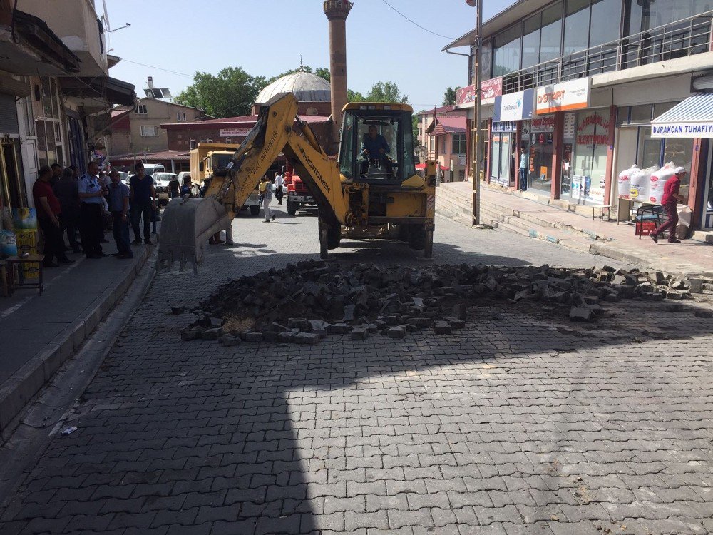 Adilcevaz’da Yol Yapım Çalışması