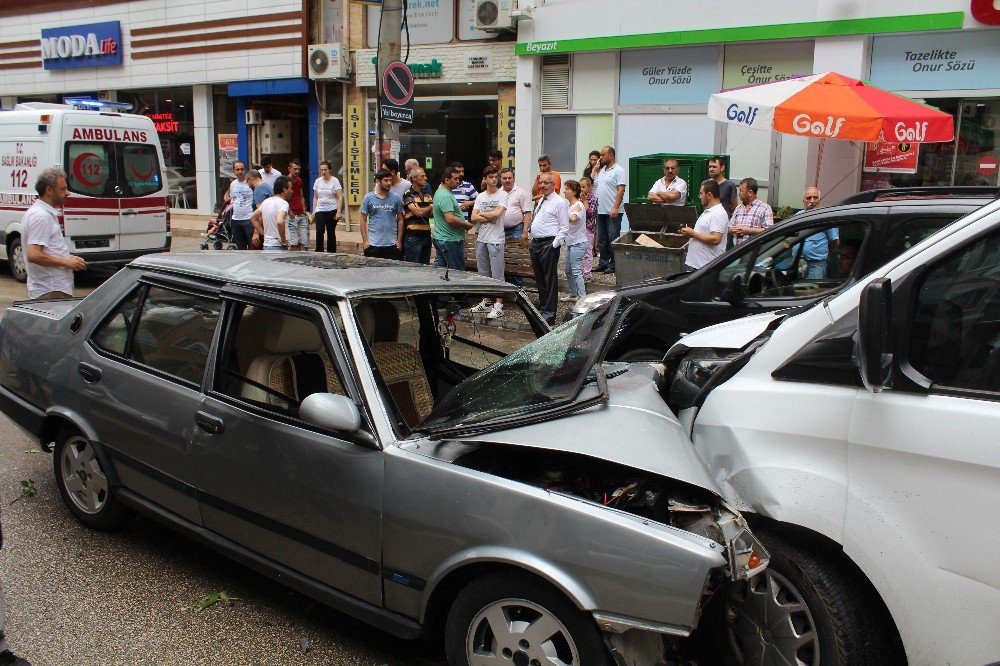 Karşı Şeritten Gelen Araca Çarparak Durabildi