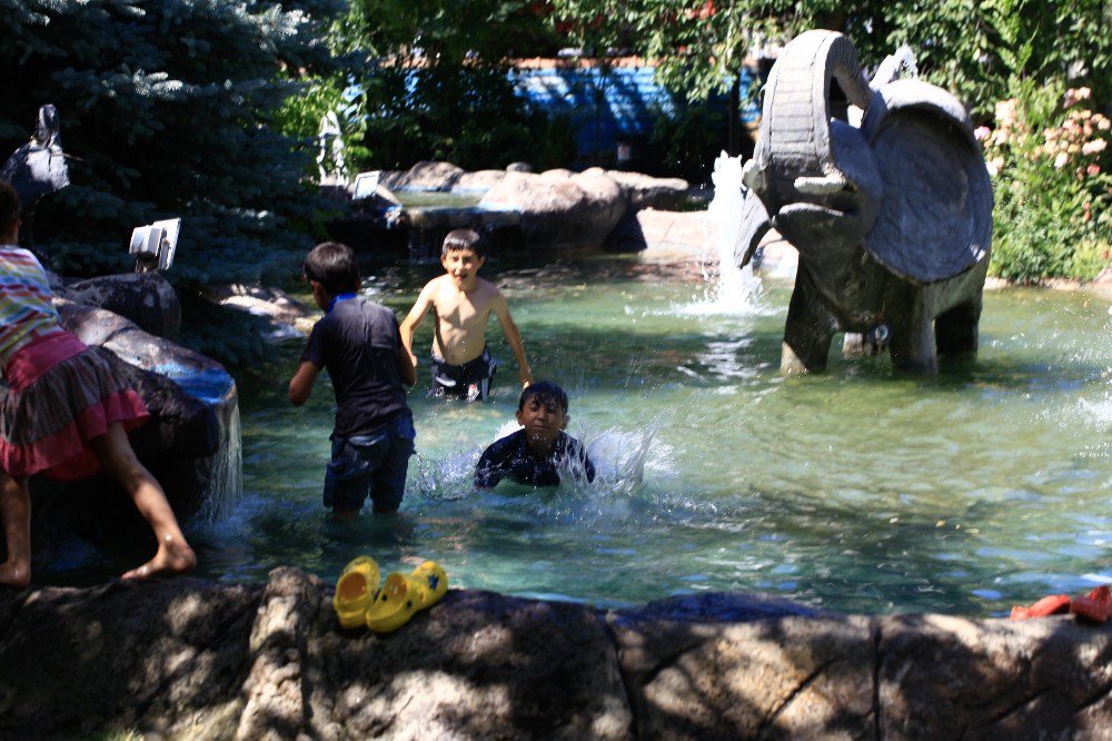 Çankırı’da Sıcaktan Bunalan Çocuklar Süs Havuzunda Serinledi