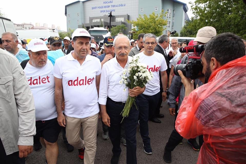 Kılıçdaroğlu’na İzmir’in Dağlarından Papatya Götürdüler