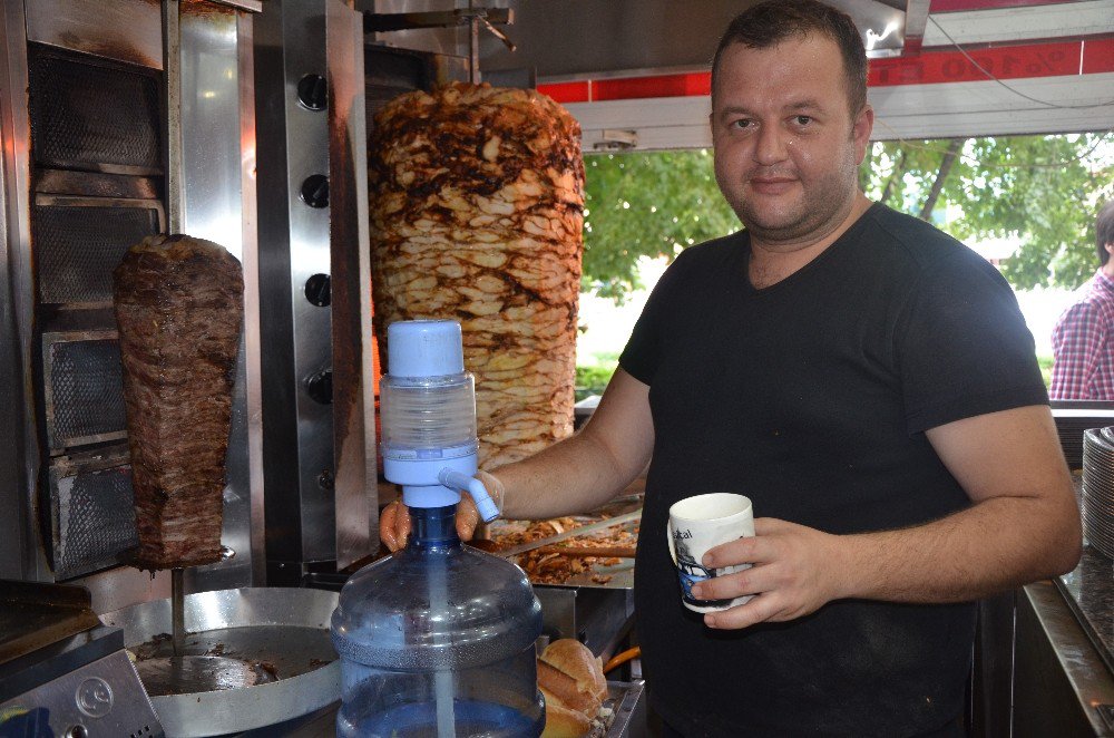 Döner Başında Günde 10 Litre Su İçiyor