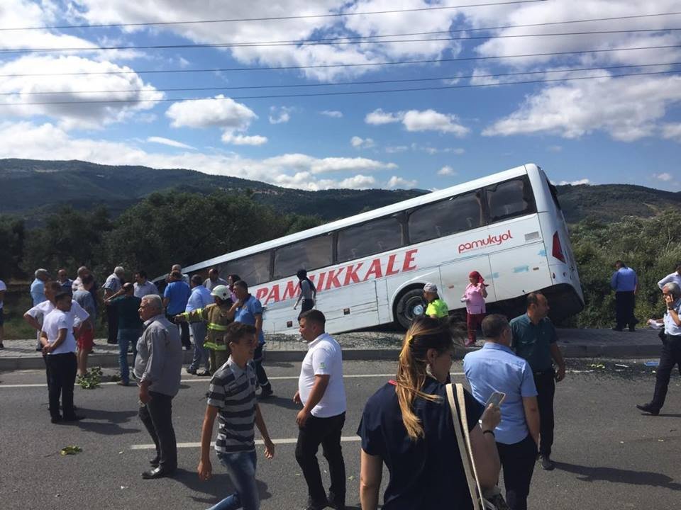 Kamyon Ortalığı Savaş Alanına Çevirdi, Yolcu Otobüsündekiler Ölümden Döndü: 16 Yaralı