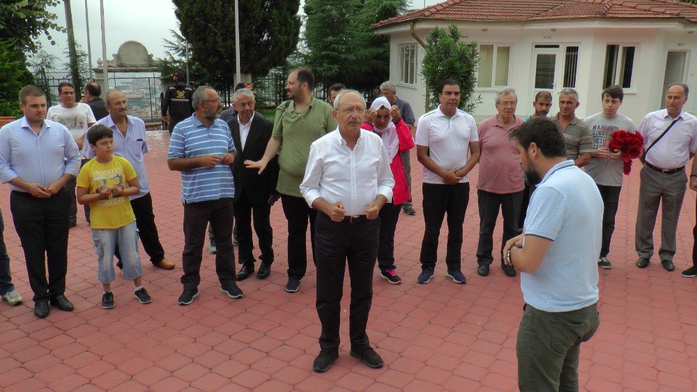 Kılıçdaroğlu, Türkiye’nin İlk Kadın Belediye Başkanı Leyla Atakan’ın Mezarını Ziyaret Etti