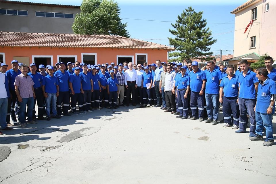 Yolda Bulduğu Parayı Sahibine Teslim Eden Temizlik İşçisi Ödüllendirildi