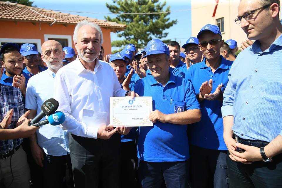 Yolda Bulduğu Parayı Sahibine Teslim Eden Temizlik İşçisi Ödüllendirildi