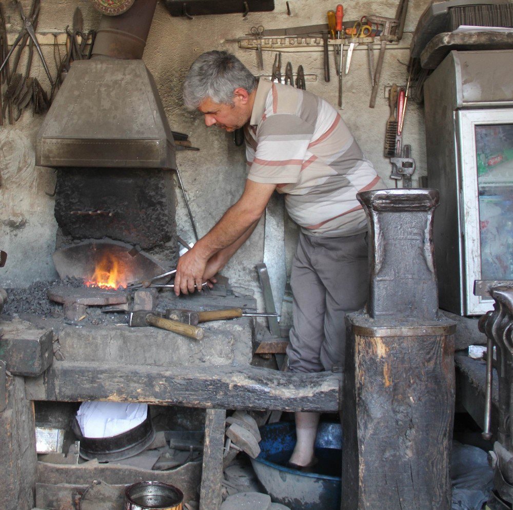 Bıçakçılardan Bin 400 Derece Sıcağa ’Leğenli’ Çözüm