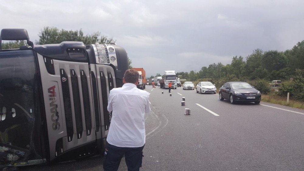 Tır Devrildi, Trafikte Kuyruk Uzadı