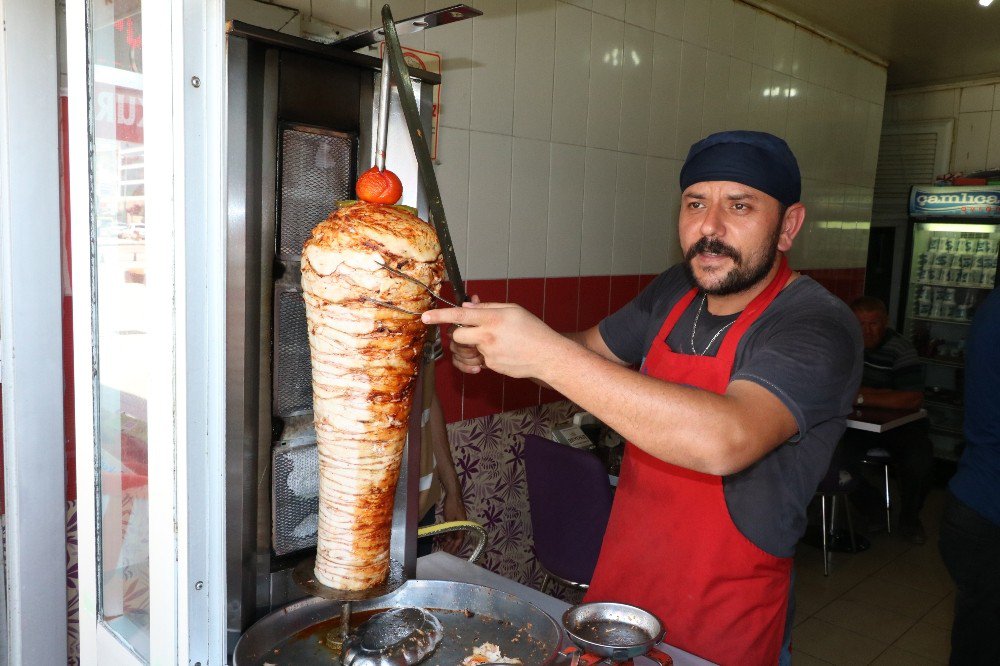 Hem Kendilerini Hem De Dönerleri Pişiriyorlar