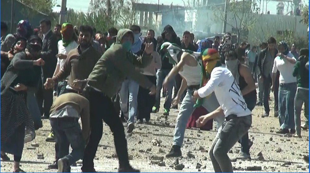 Erkeklerle Birlikte Polise Taş Yağdırdı, Ev Hapsi Cezası Aldı