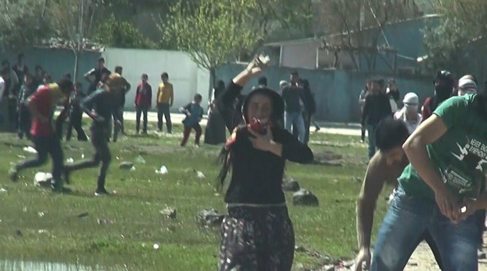 Erkeklerle Birlikte Polise Taş Yağdırdı, Ev Hapsi Cezası Aldı