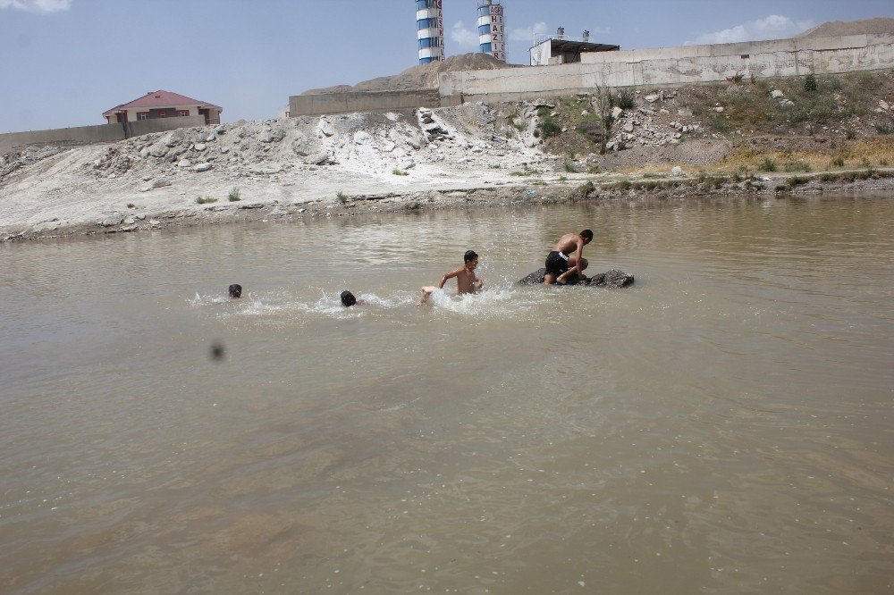 Ağrı’da Çocuklar Murat Nehrinde Serinliyor