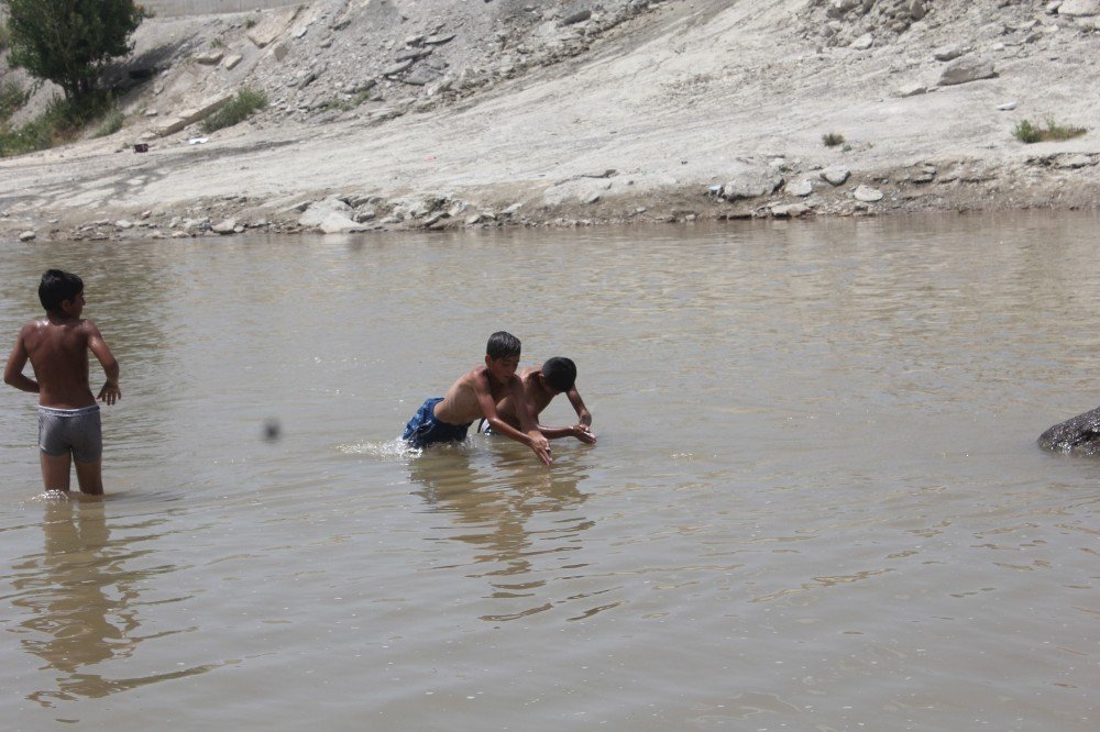 Ağrı’da Çocuklar Murat Nehrinde Serinliyor