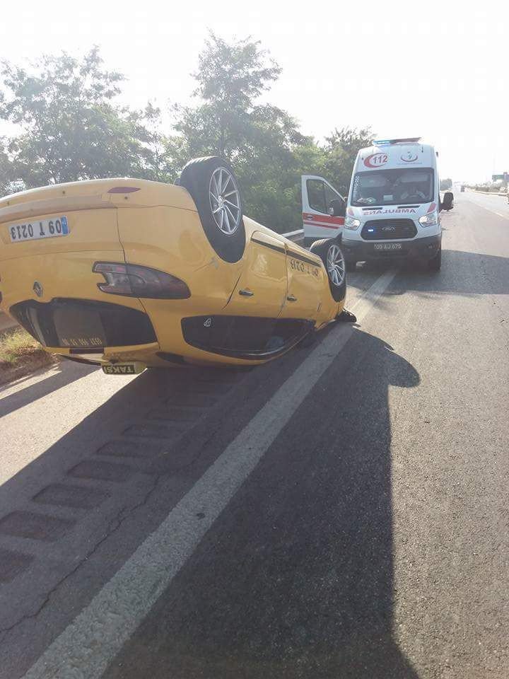 Otobanda Trafik Kazası, Yolcuya Yetişmek İsteyen Taksi Takla Attı