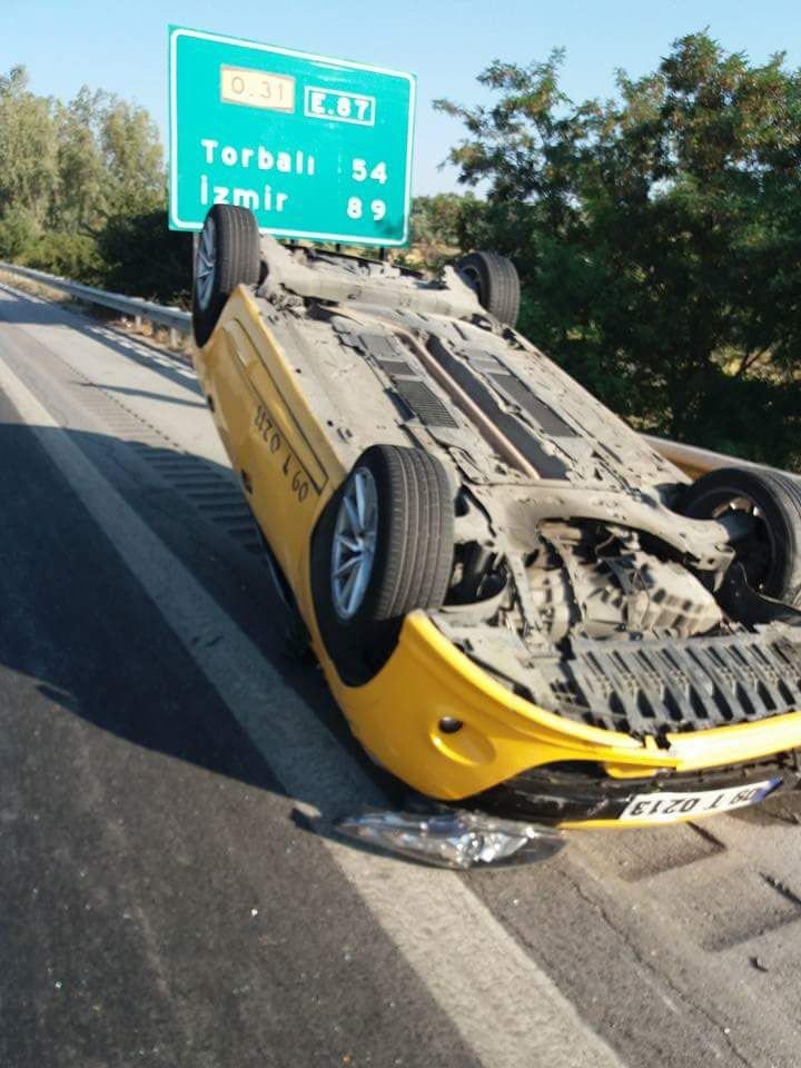 Otobanda Trafik Kazası, Yolcuya Yetişmek İsteyen Taksi Takla Attı