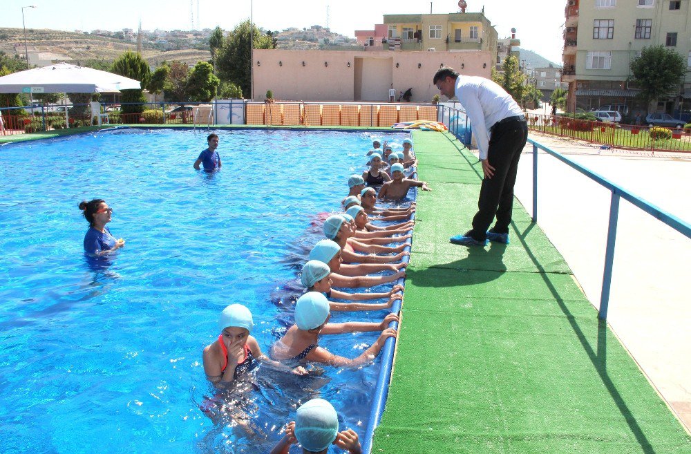 Çocuklar Hem Yüzme Öğreniyor Hem De Eğleniyorlar