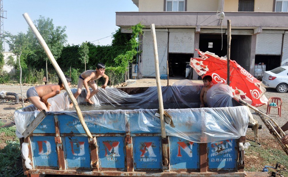 Çocukları Sıcaktan Bunalınca Römorku Havuza Çevirdi