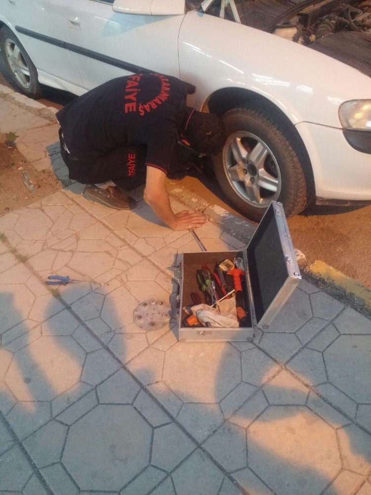 Otomobilin Motor Bölümüne Sıkışan Kedi, 2 Saatte Kurtarıldı