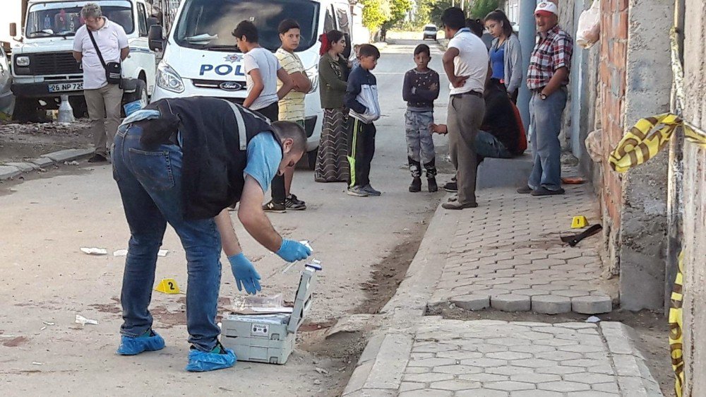 Eskişehir’de Evlerinin Önünde Oturan Çifte Ateş Açıldı