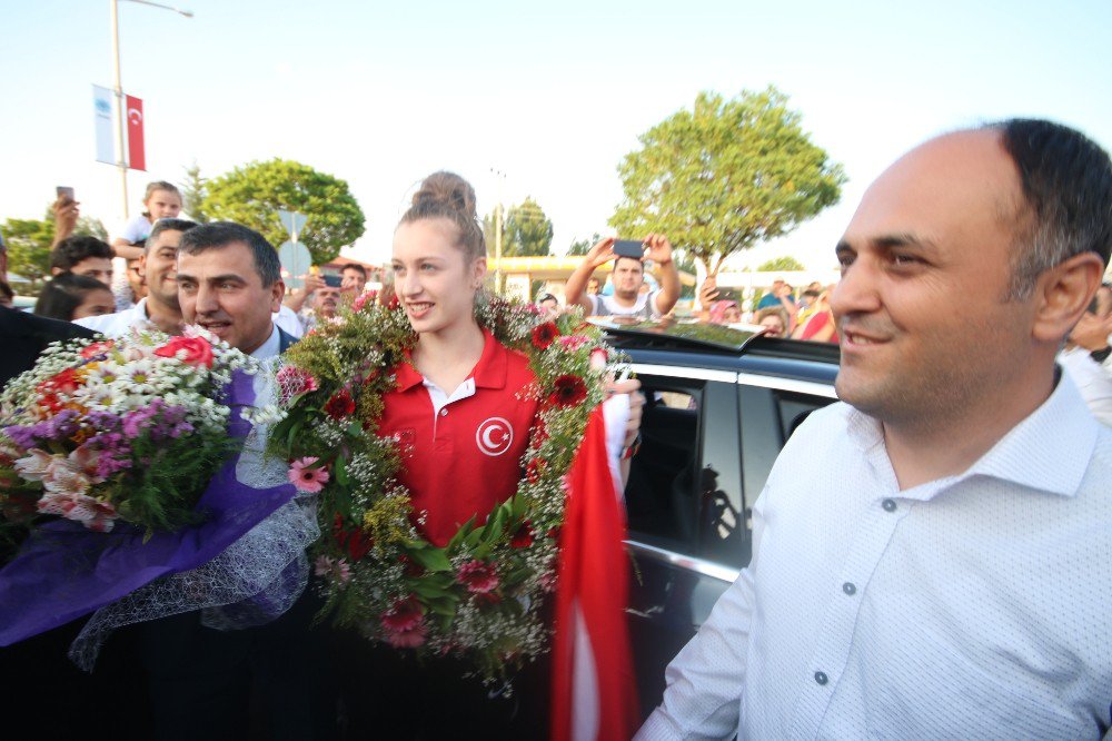 Dünya Şampiyonu Tekvandocu Ağrıs’a Memleketinde Coşkulu Karşılama