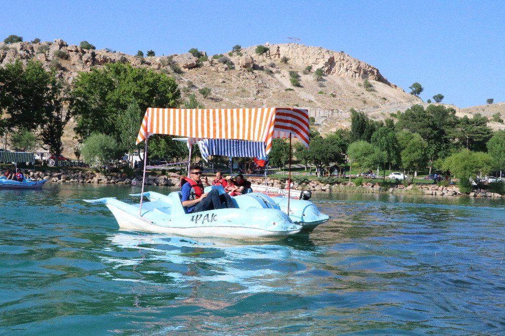 Sıcaktan Bunalan Vatandaşlar Deniz Bisikletine Akın Ediyor