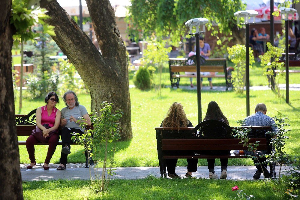 Kavurucu Sıcaklarda Park Serinliği