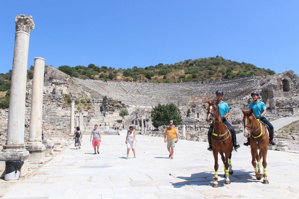 Jandarma Atlı Birliklerini Gören Turistlerden Fotoğraf Yarışı