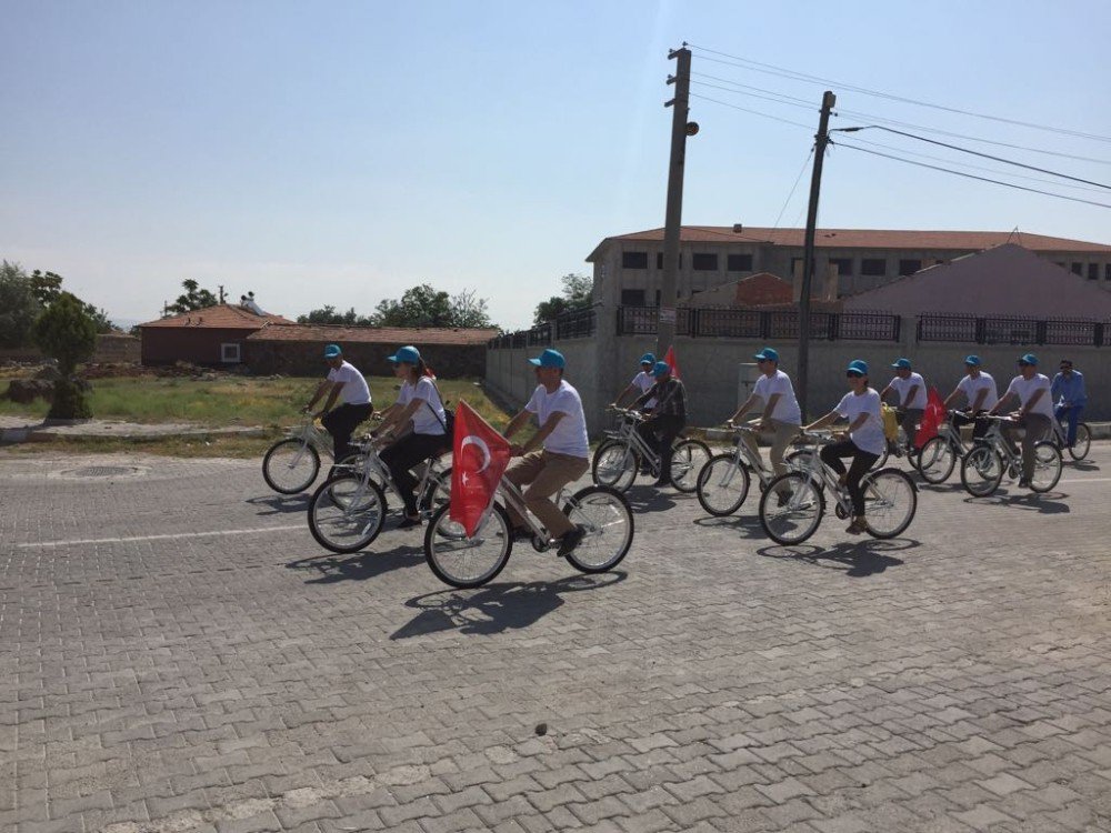 Bisiklet Sporcuları Ömer Halisdemir’in Kabrini Ziyaret Etti
