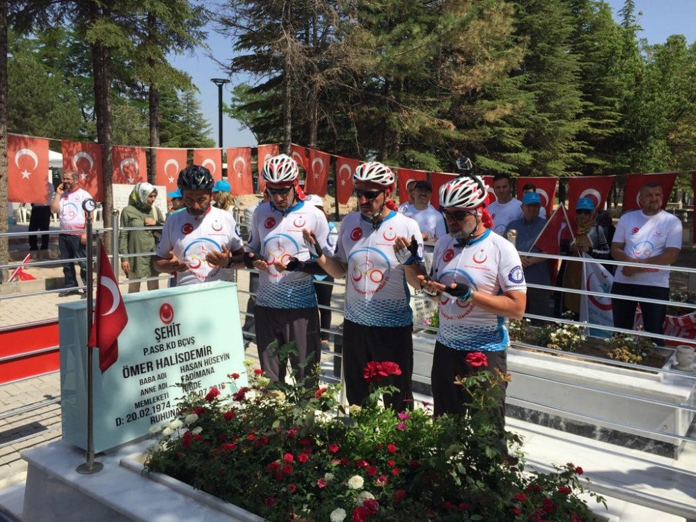 Bisiklet Sporcuları Ömer Halisdemir’in Kabrini Ziyaret Etti