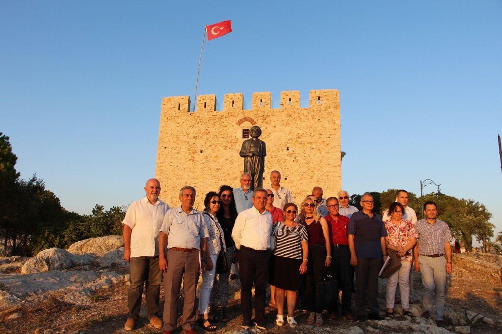 Kuşadası Belediye Meclisi Güvercinada’da Toplantı