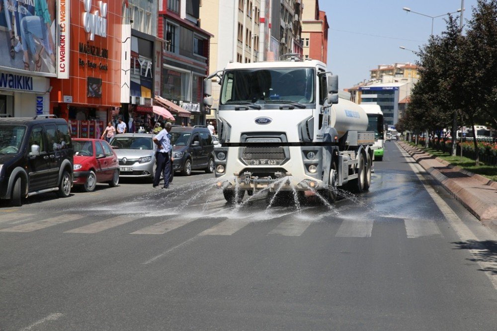 Melikgazi Belediyesi Ana Cadde Ve Yolları Su İle Serinletiyor