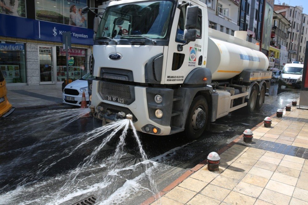 Melikgazi Belediyesi Ana Cadde Ve Yolları Su İle Serinletiyor