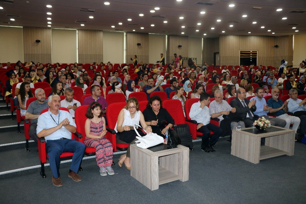 - 49 Yaşında Üniversiteden Mezun Oldu