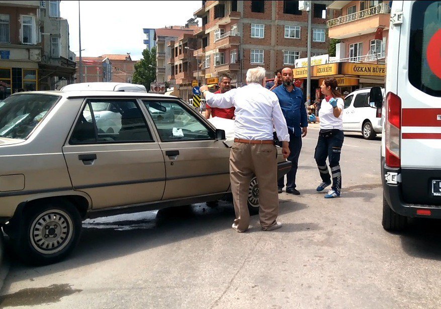 Otomobil İle Saman Yüklü Traktör Çarpıştı: 2 Yaralı