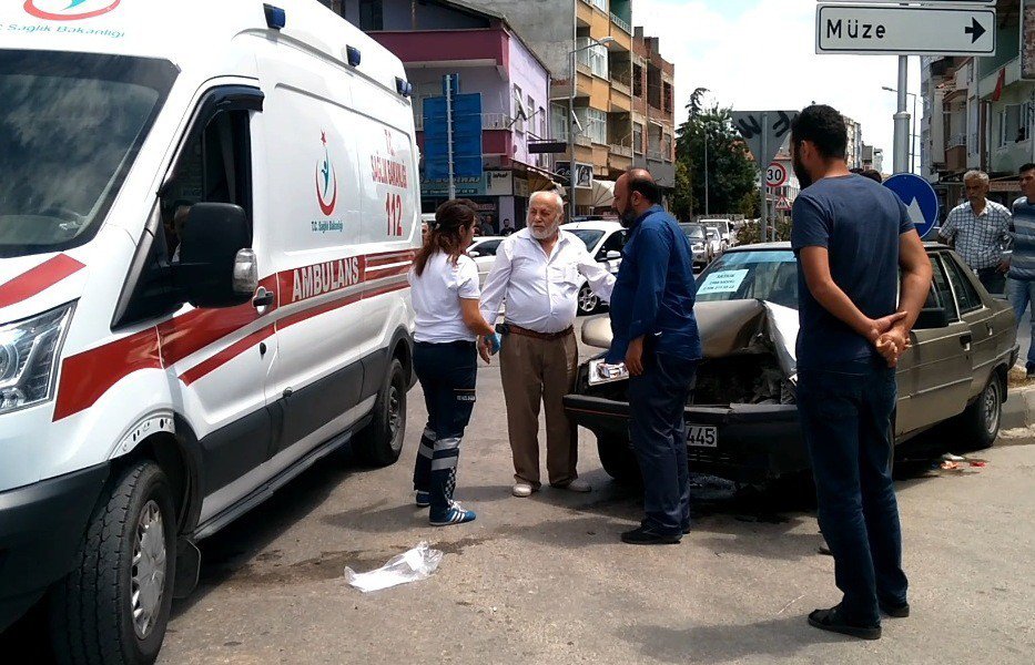 Otomobil İle Saman Yüklü Traktör Çarpıştı: 2 Yaralı