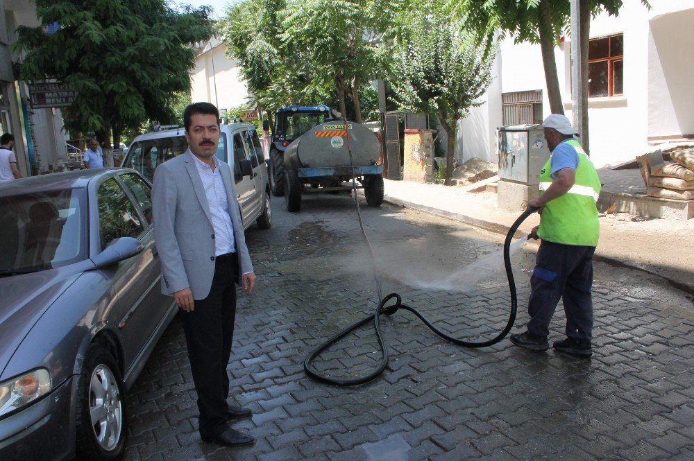 Siirt’te Caddeler Tazyikli Su İle Yıkanıyor