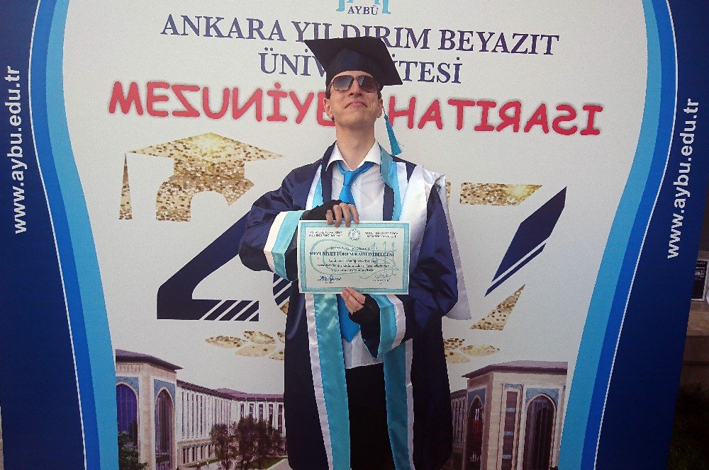 Asperger Sendromlu İlk Üniversite Mezunu Uluğ Özaydınlık: "Hayallerim Yeni Başlıyor”