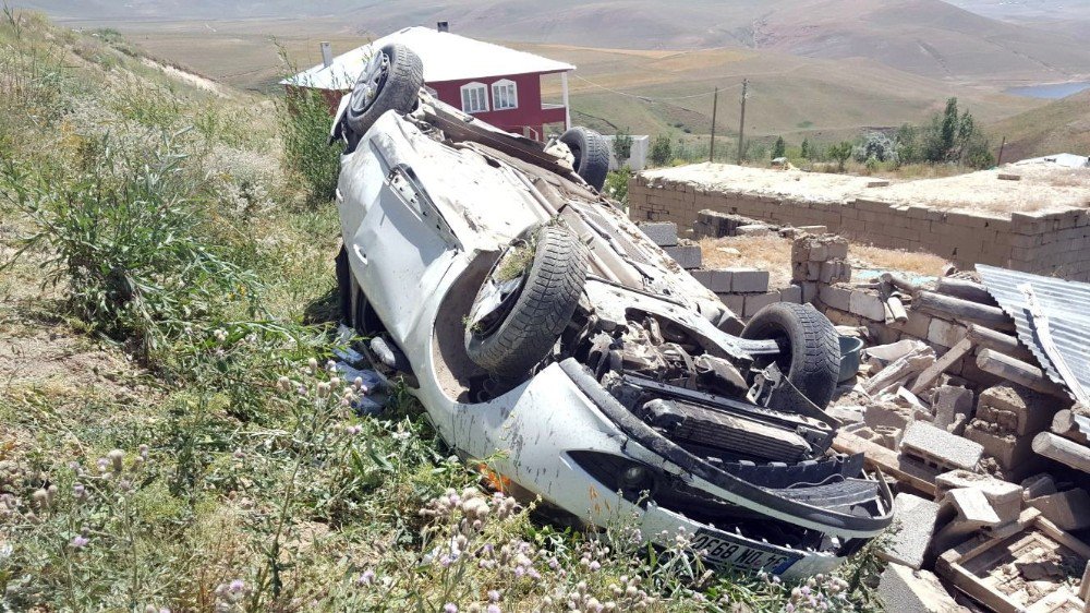 Kaçak Sigara Yüklü Otomobil Polisten Kaçarken Takla Attı