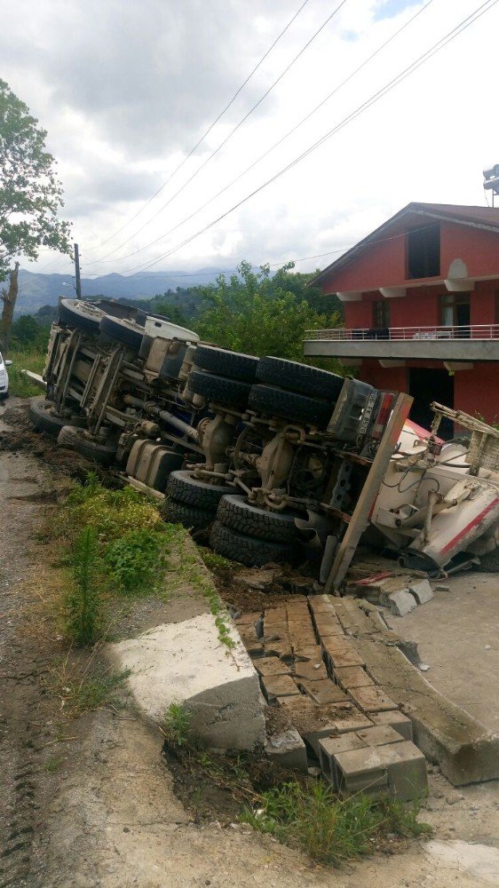 Beton Mikseri Kaza Yaptı: 1 Yaralı