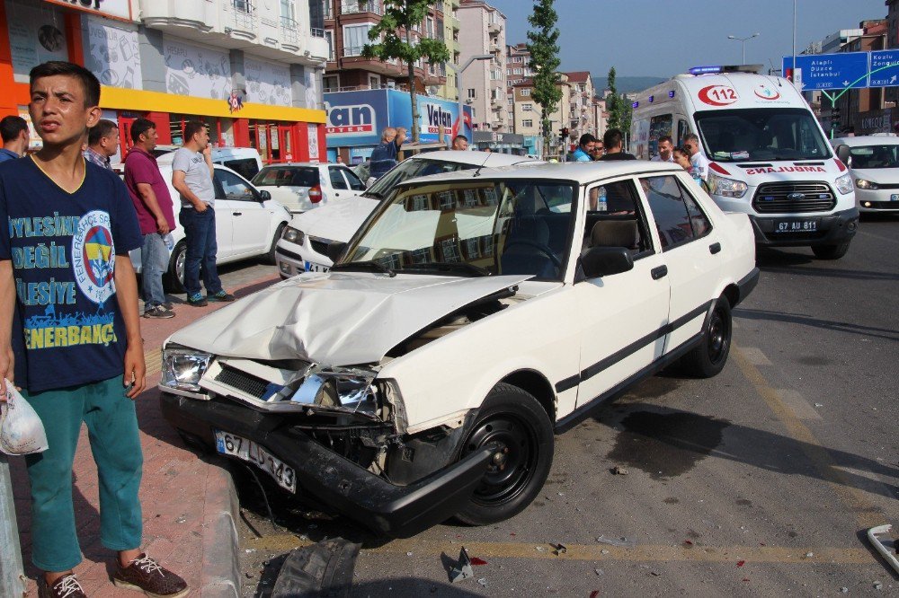 Otomobil, Park Halindeki Araçlara Çarptı: 1 Yaralı