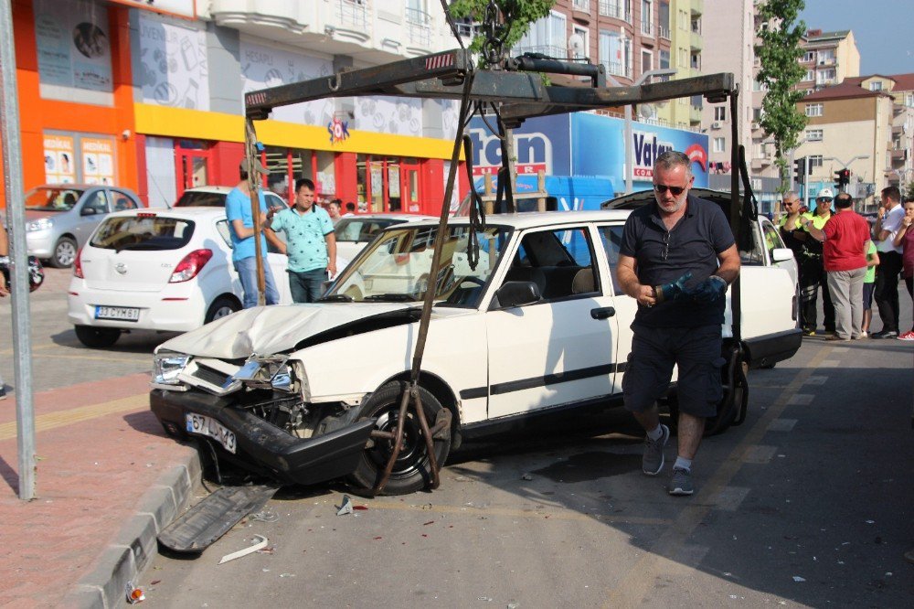 Otomobil, Park Halindeki Araçlara Çarptı: 1 Yaralı