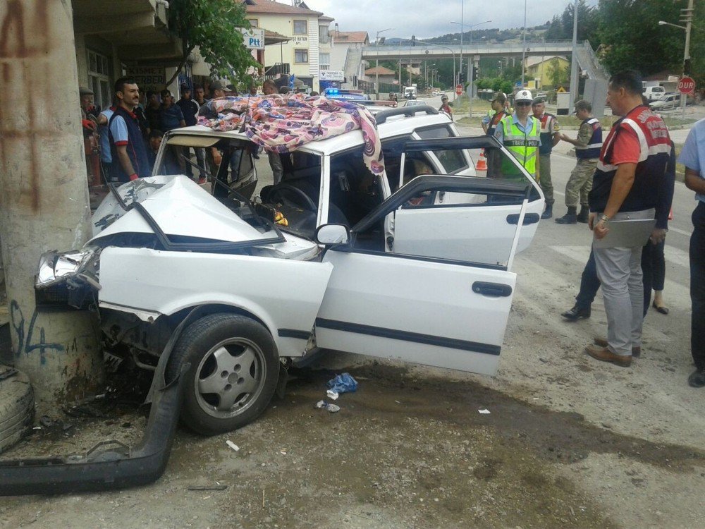 Suriyelilerin İçindeki Otomobil Direğe Çarptı: 1 Ölü, 8 Yaralı
