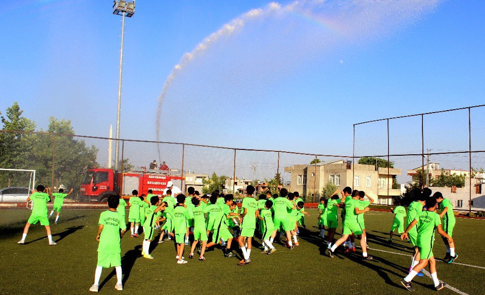 İtfaiye Bu Kez Yangını Değil Sporcuları Soğuttu