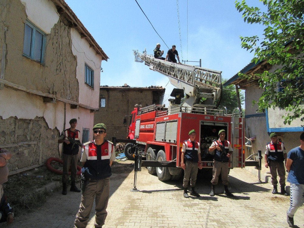 2 Katlı Ev Yangında Kül Oldu