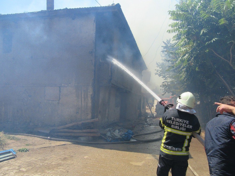 2 Katlı Ev Yangında Kül Oldu