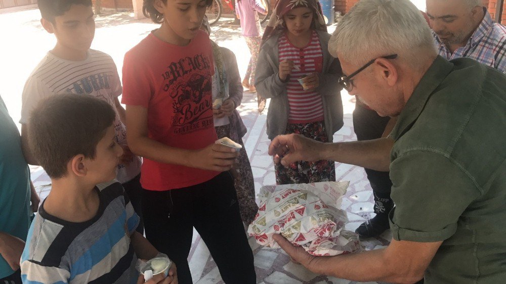 Hayırsever İşadamından Kur’an Öğrenen Çocuklara Ücretsiz Dondurma